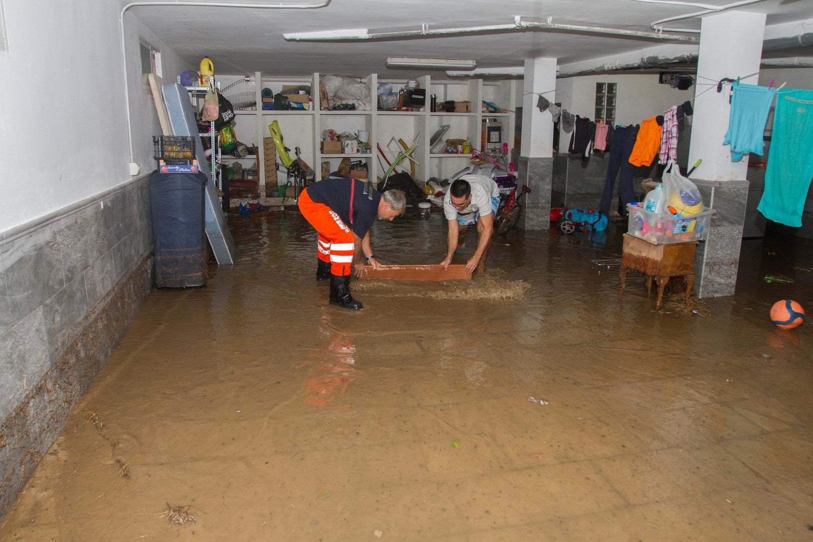 Los vecinos de algunas zonas del municipio se han visto obligados a achicar el agua que ha entrado en sus viviendas