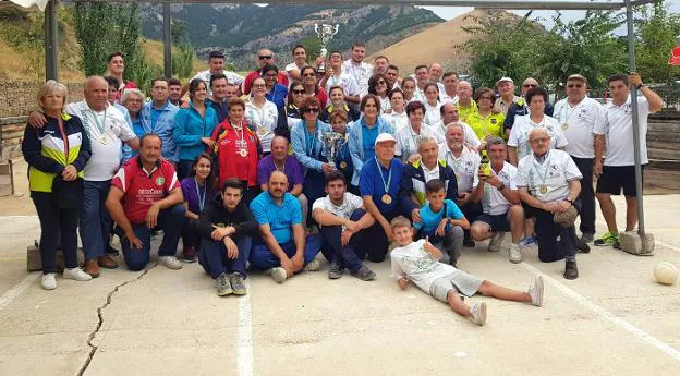 Foto de familia de los galardonados, participantes y autoridades.