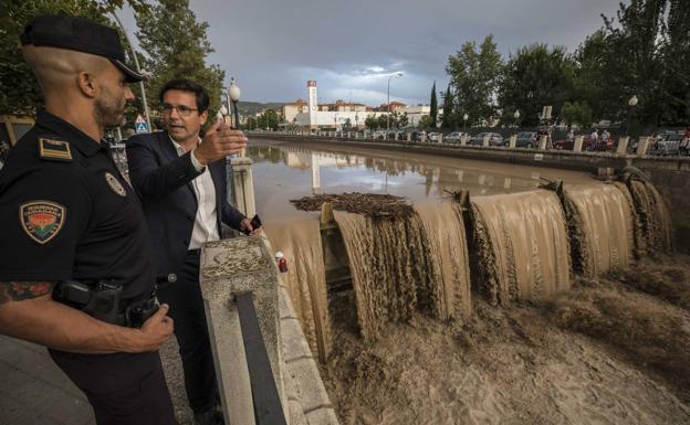 Cuenca exige a la CHG que revise «de forma permanente» la limpieza del Genil para evitar «aglomeraciones de ramas y residuos»