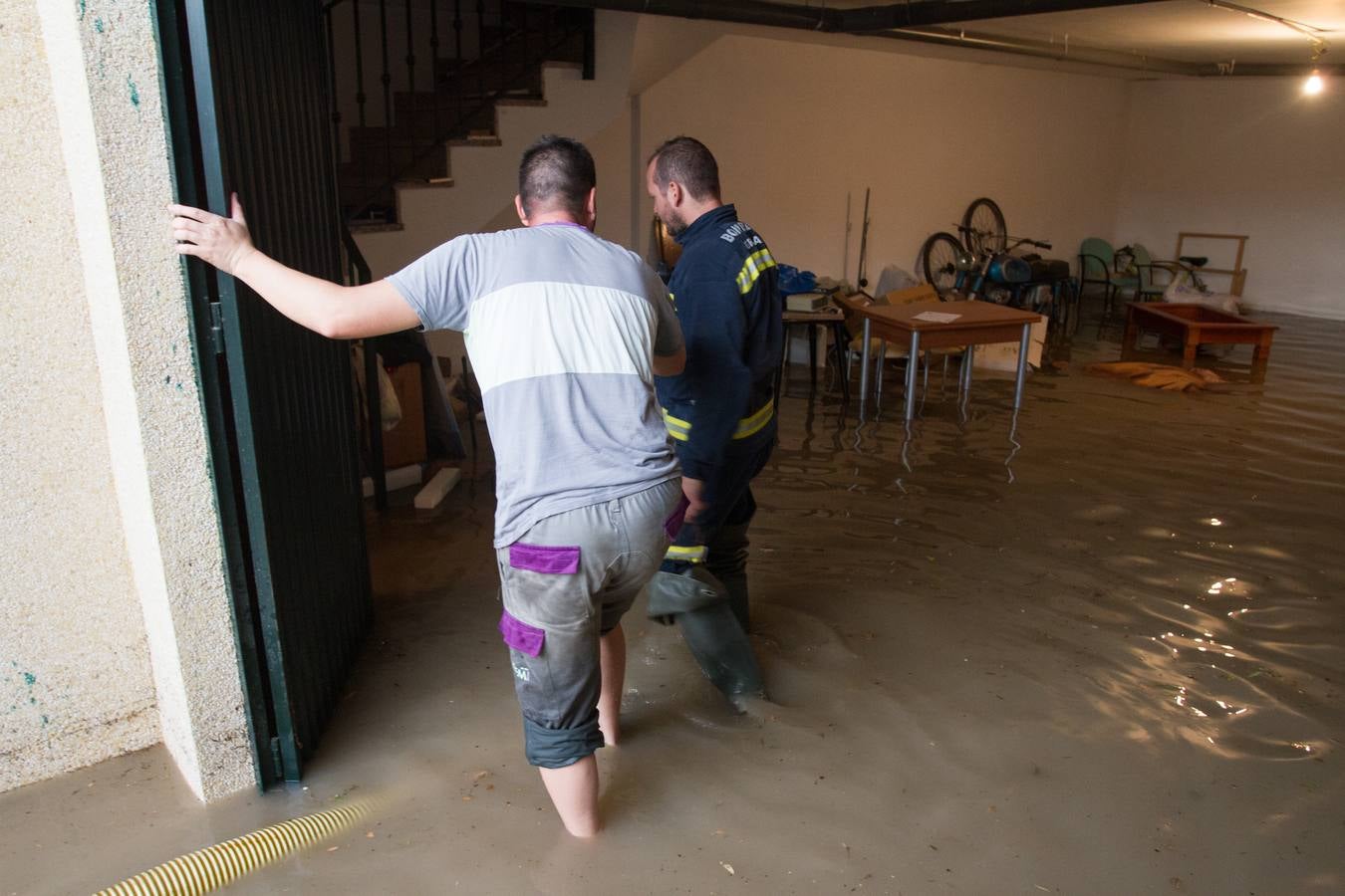 Una tromba anegó calles en la capital e inundó una treintena de garajes en Atarfe