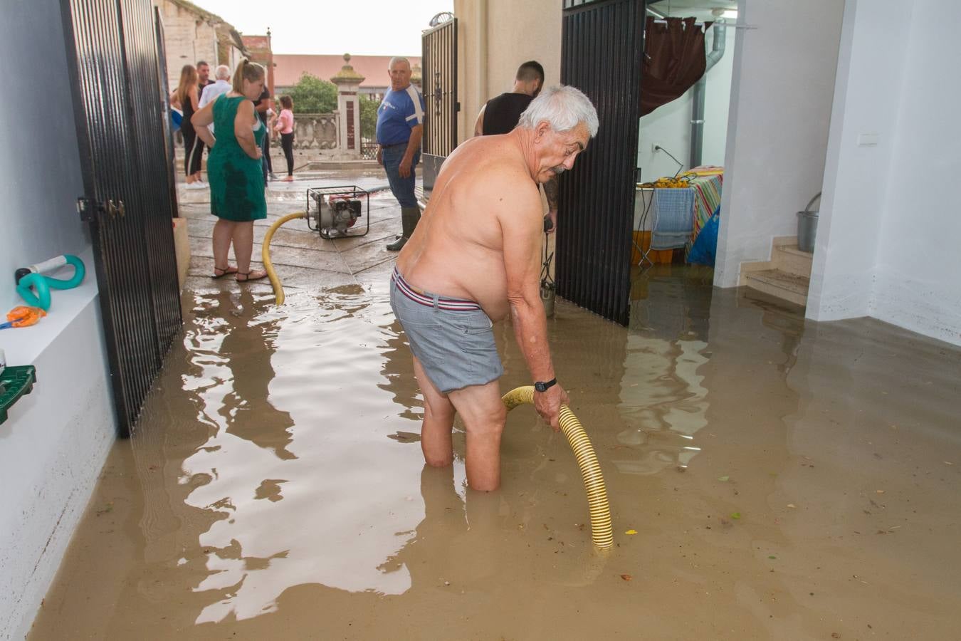 Una tromba anegó calles en la capital e inundó una treintena de garajes en Atarfe