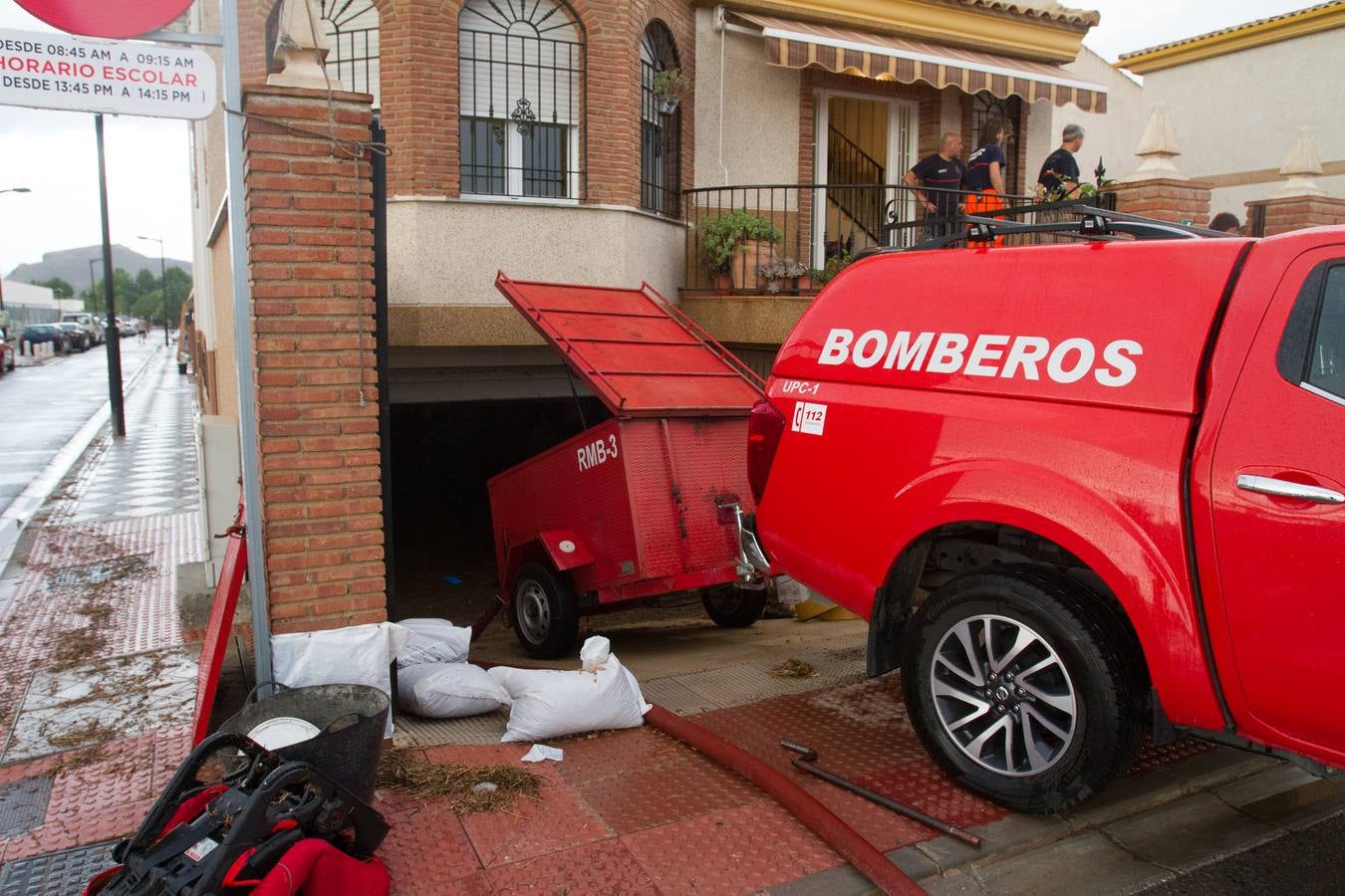 Una tromba anegó calles en la capital e inundó una treintena de garajes en Atarfe