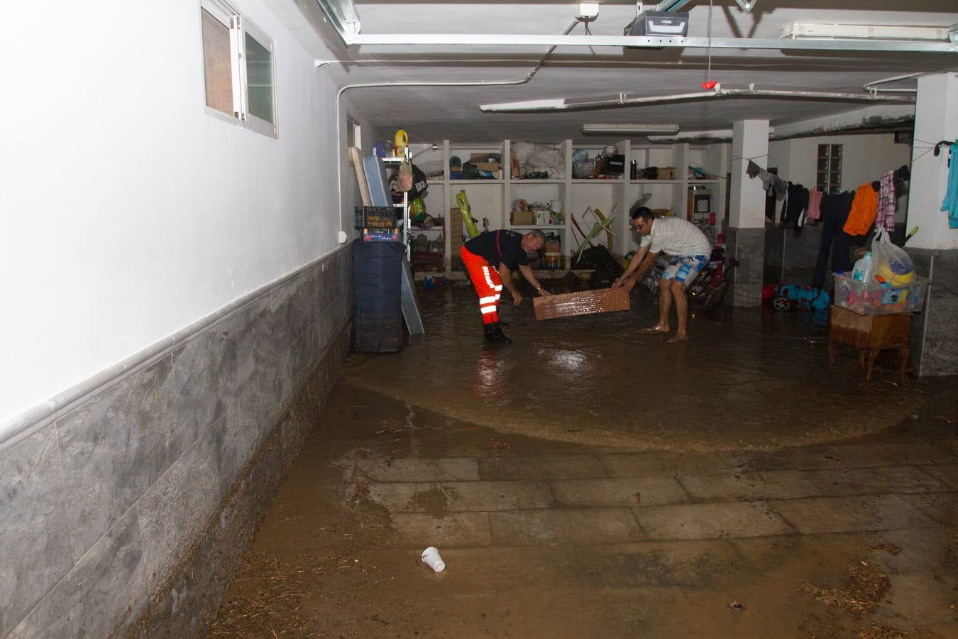 Una tromba anegó calles en la capital e inundó una treintena de garajes en Atarfe