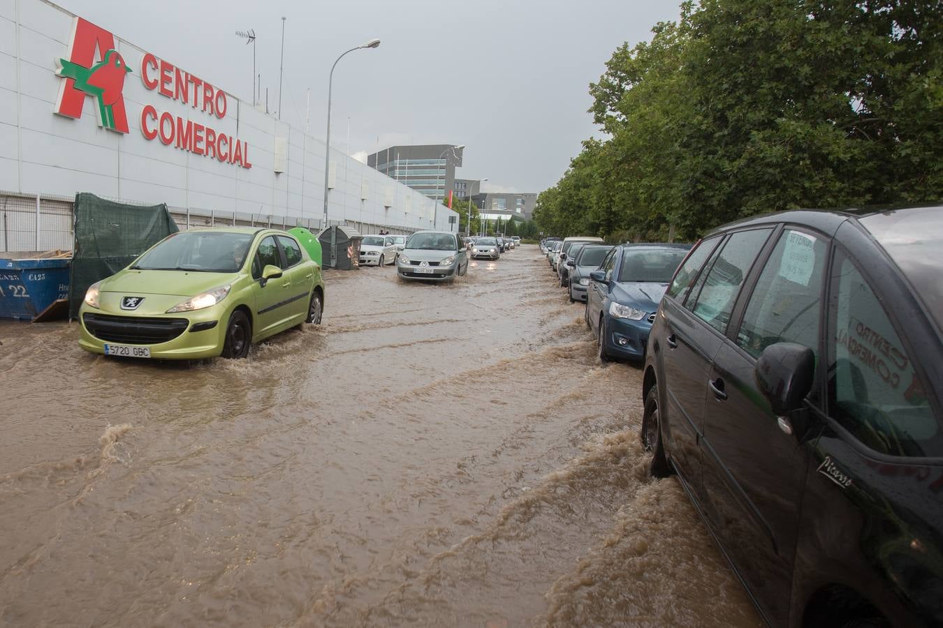 Una tromba anegó calles en la capital e inundó una treintena de garajes en Atarfe