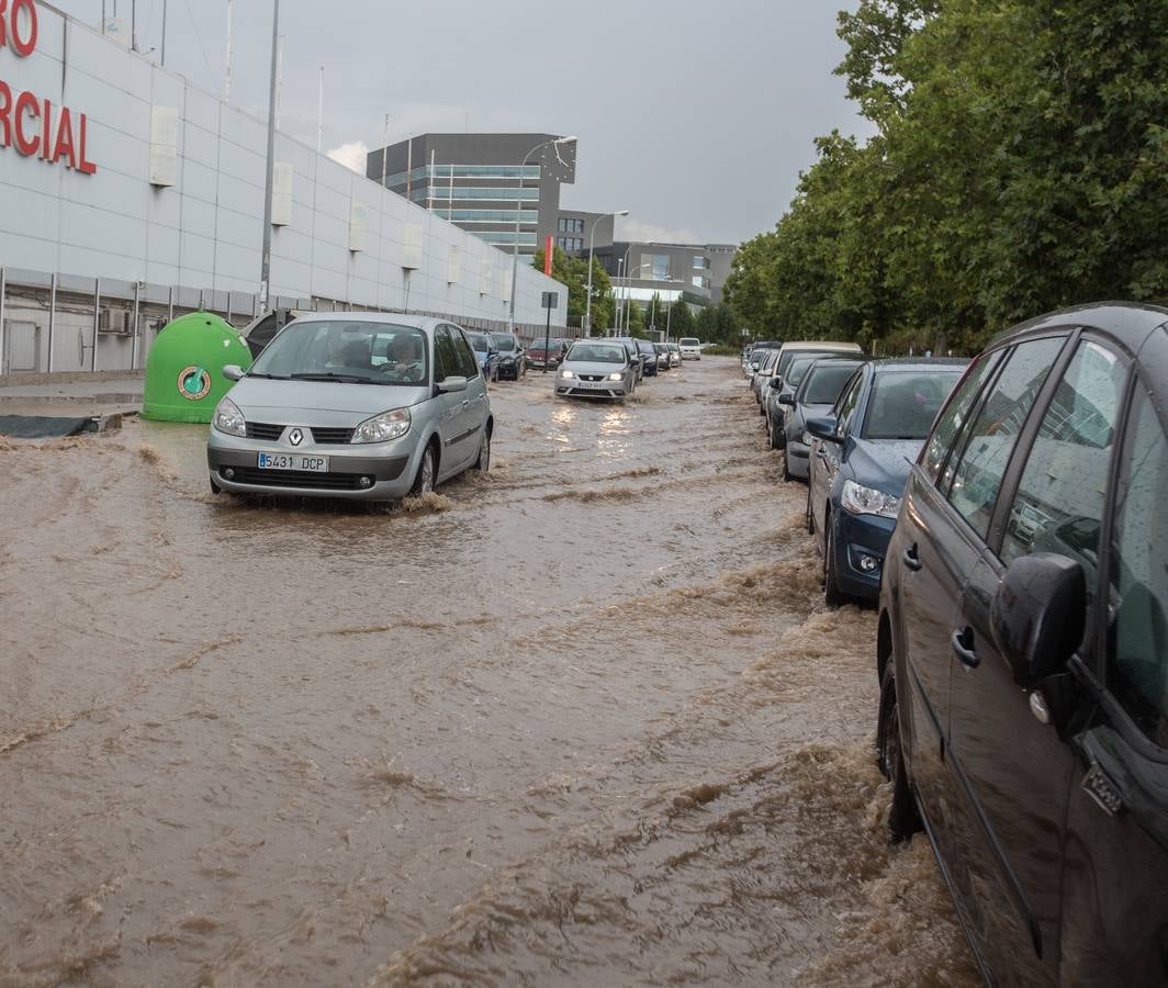 Una tromba anegó calles en la capital e inundó una treintena de garajes en Atarfe