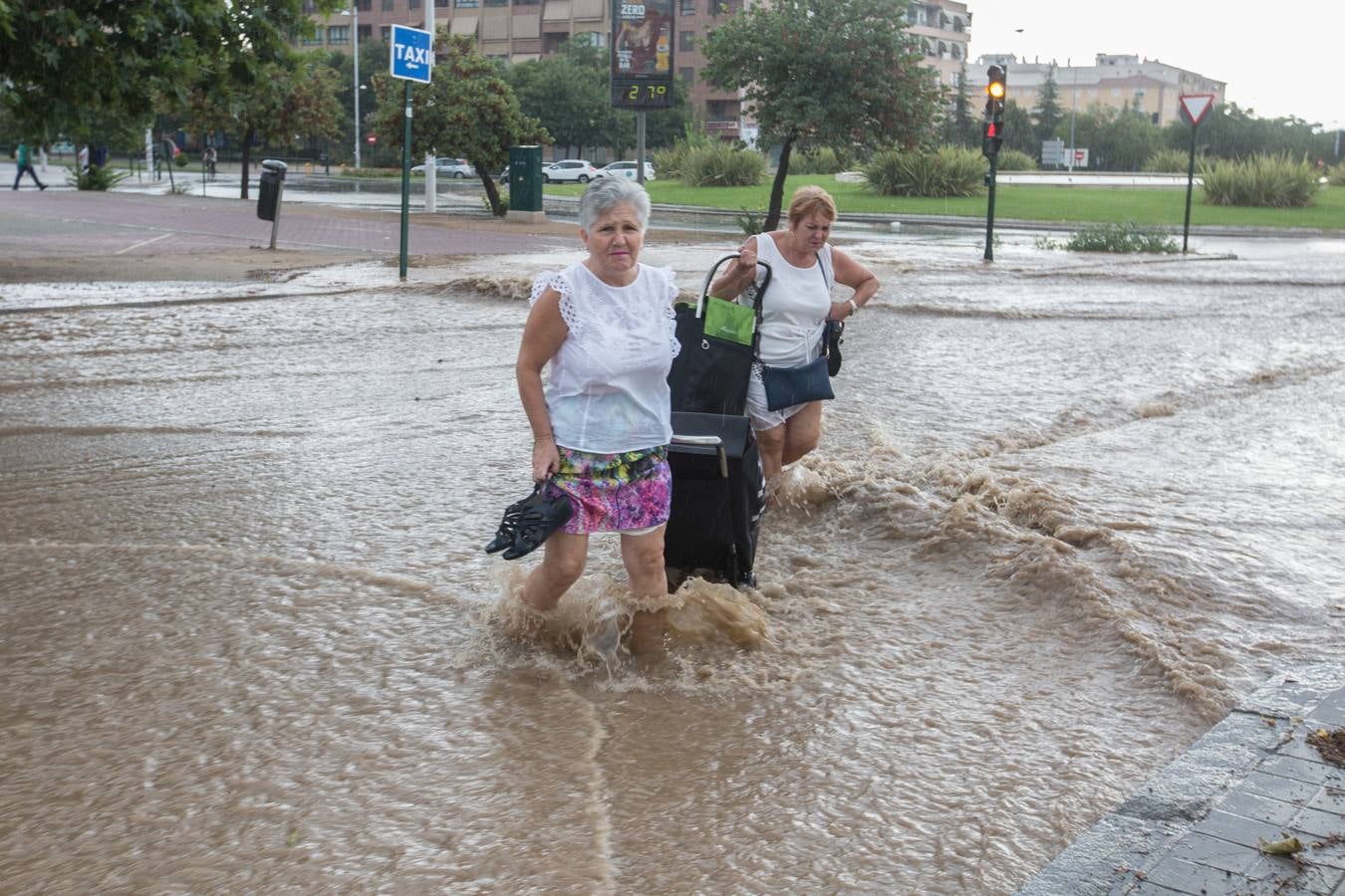 Una tromba anegó calles en la capital e inundó una treintena de garajes en Atarfe