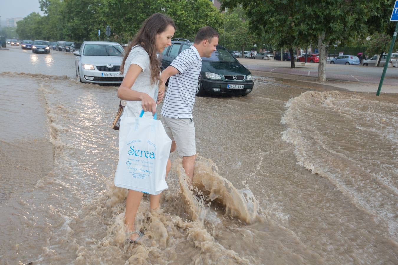 Una tromba anegó calles en la capital e inundó una treintena de garajes en Atarfe