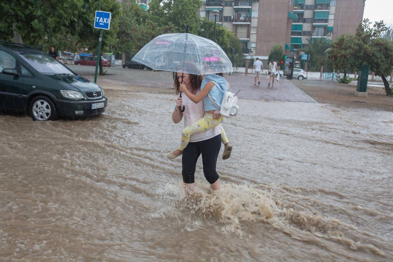Una tromba anegó calles en la capital e inundó una treintena de garajes en Atarfe
