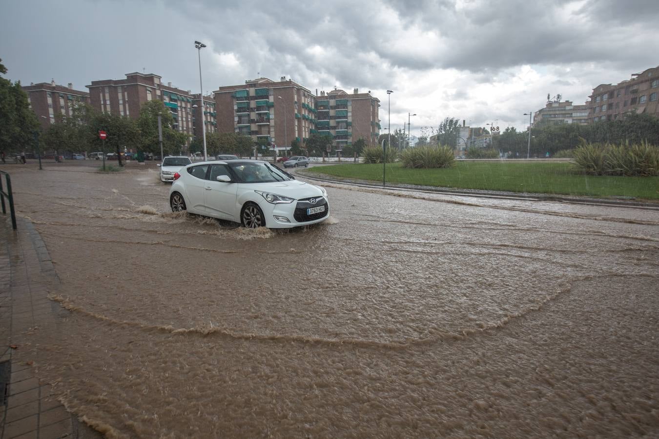 Una tromba anegó calles en la capital e inundó una treintena de garajes en Atarfe