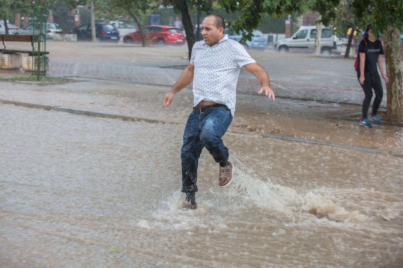 Una tromba anegó calles en la capital e inundó una treintena de garajes en Atarfe