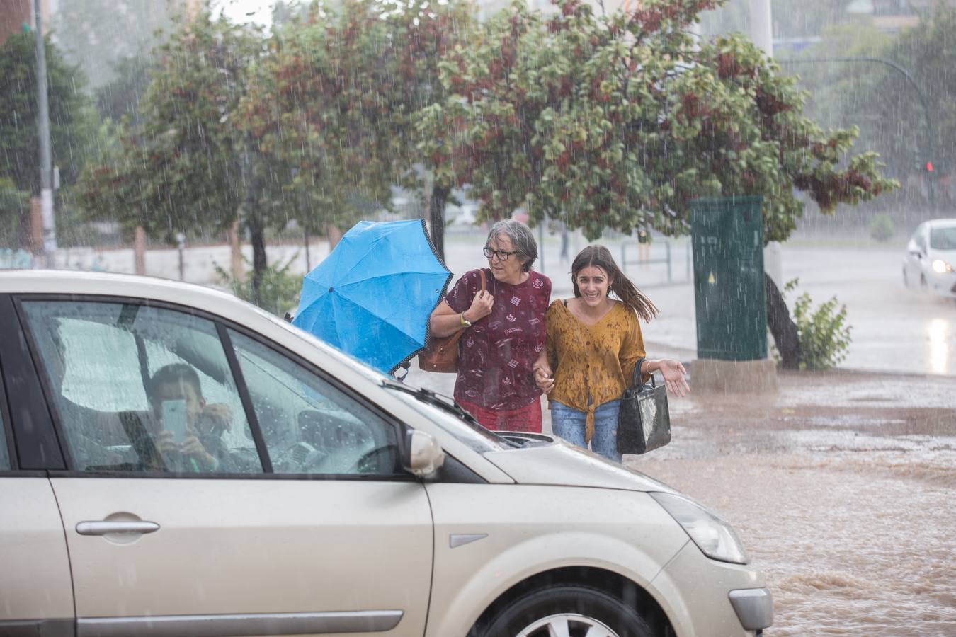 Una tromba anegó calles en la capital e inundó una treintena de garajes en Atarfe