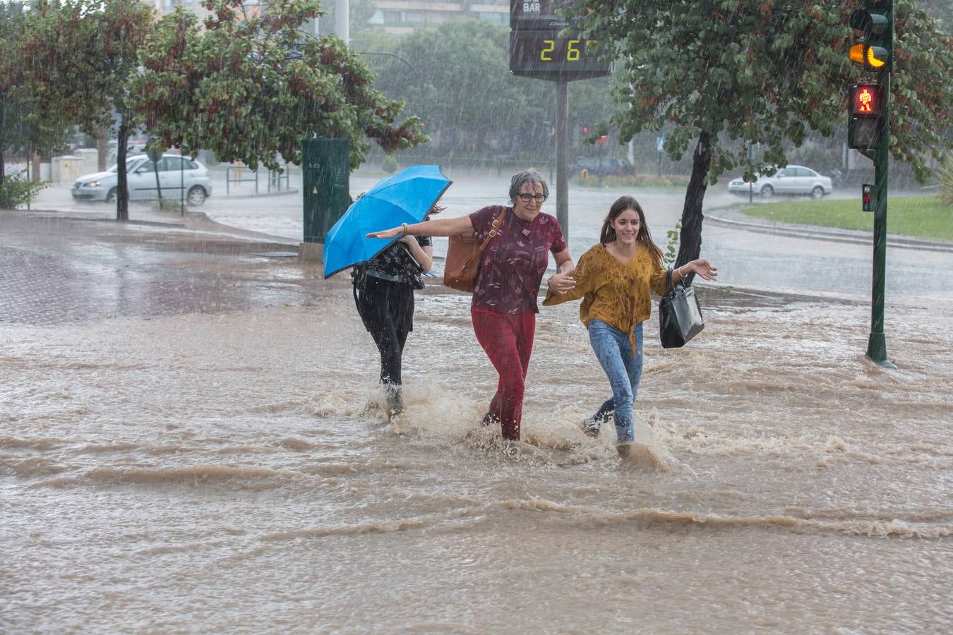 Una tromba anegó calles en la capital e inundó una treintena de garajes en Atarfe