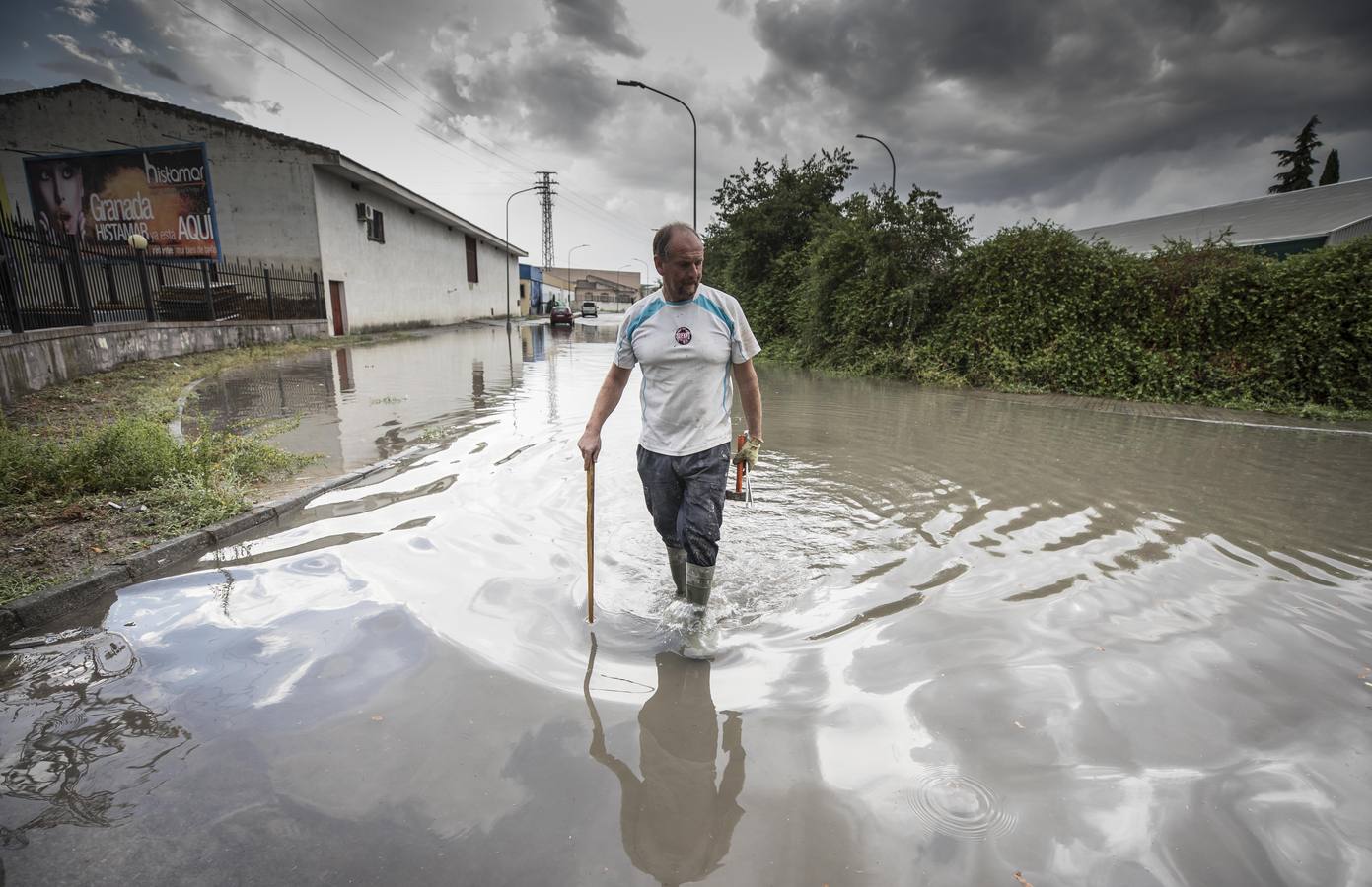 Una tromba anegó calles en la capital e inundó una treintena de garajes en Atarfe