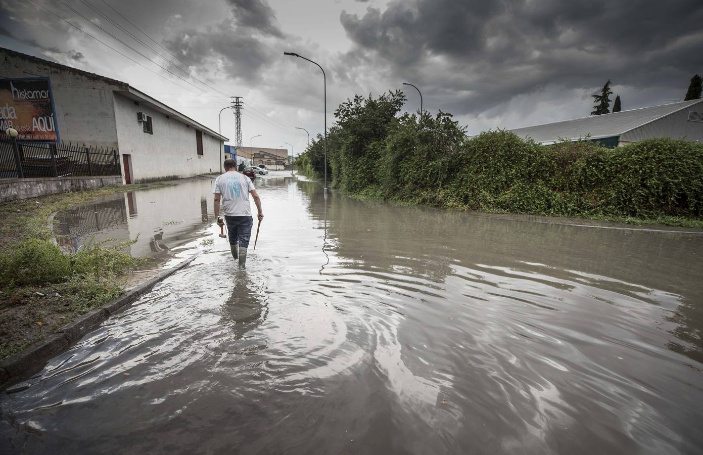 Una tromba anegó calles en la capital e inundó una treintena de garajes en Atarfe