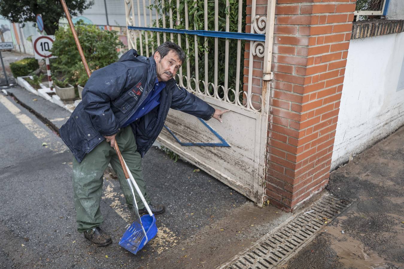 Una tromba anegó calles en la capital e inundó una treintena de garajes en Atarfe