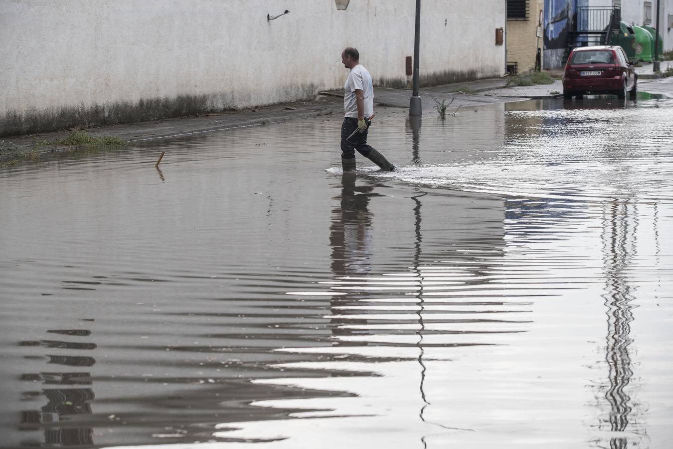 Una tromba anegó calles en la capital e inundó una treintena de garajes en Atarfe
