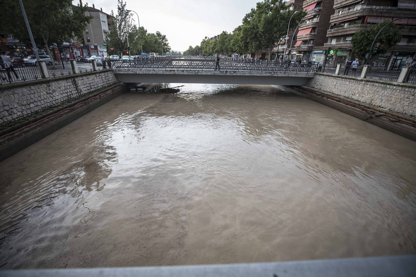 Una tromba anegó calles en la capital e inundó una treintena de garajes en Atarfe