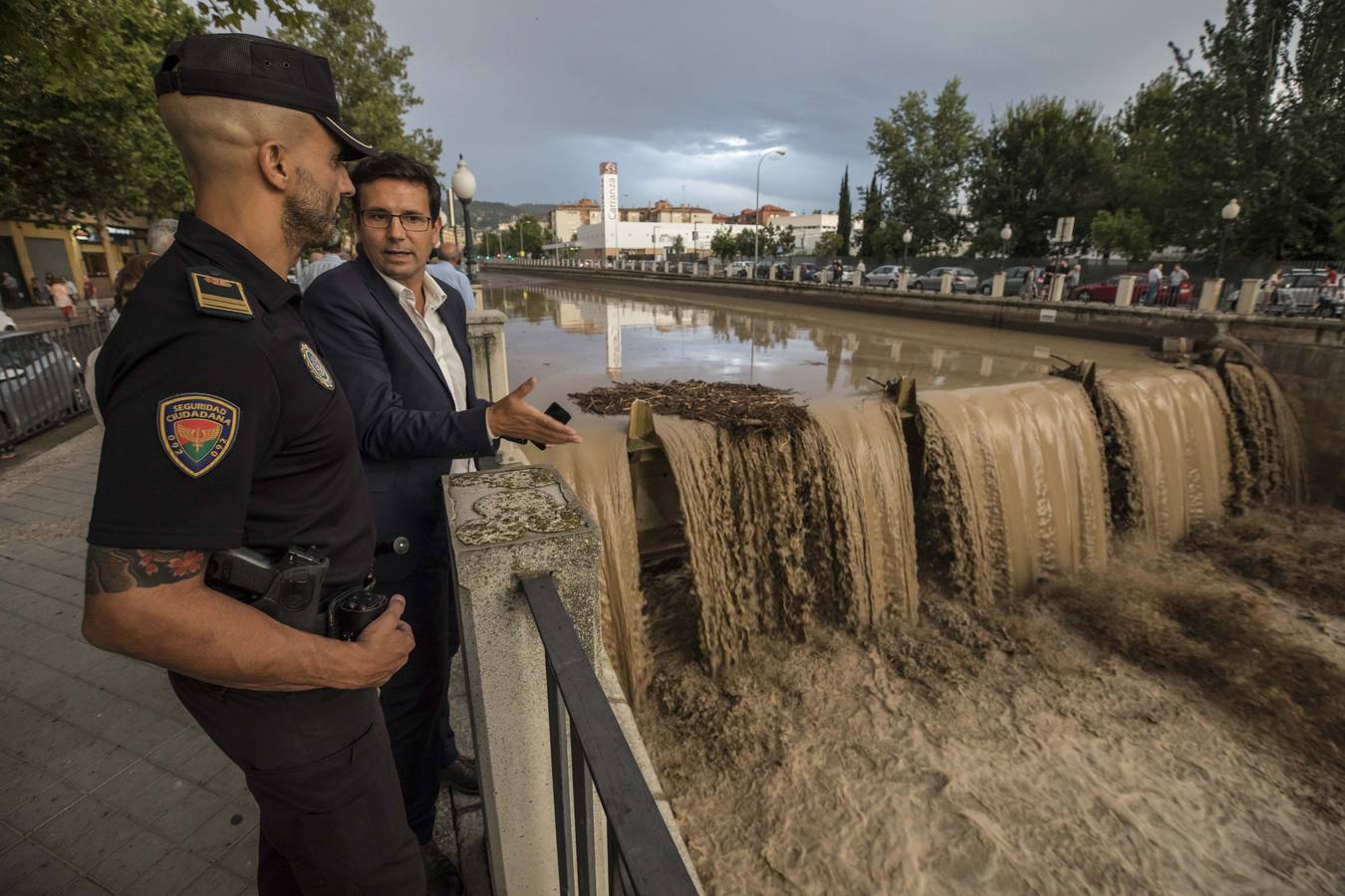 Una tromba anegó calles en la capital e inundó una treintena de garajes en Atarfe