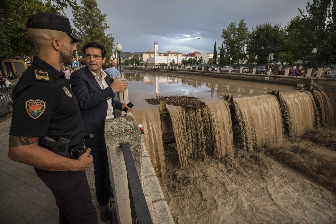 Una tromba anegó calles en la capital e inundó una treintena de garajes en Atarfe