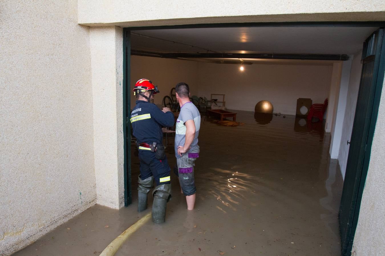 Una tromba anegó calles en la capital e inundó una treintena de garajes en Atarfe