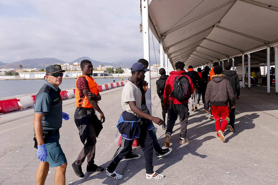 La Guardamar Polimnia ha trasladado a Motril a 118 ocupantes de tres embarcaciones y el resto están a salvo en otras dos barcos de Salvamento, a la espera de decidir a qué puerto los trasladan