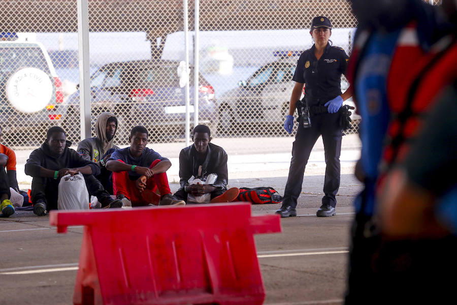 La Guardamar Polimnia ha trasladado a Motril a 118 ocupantes de tres embarcaciones y el resto están a salvo en otras dos barcos de Salvamento, a la espera de decidir a qué puerto los trasladan