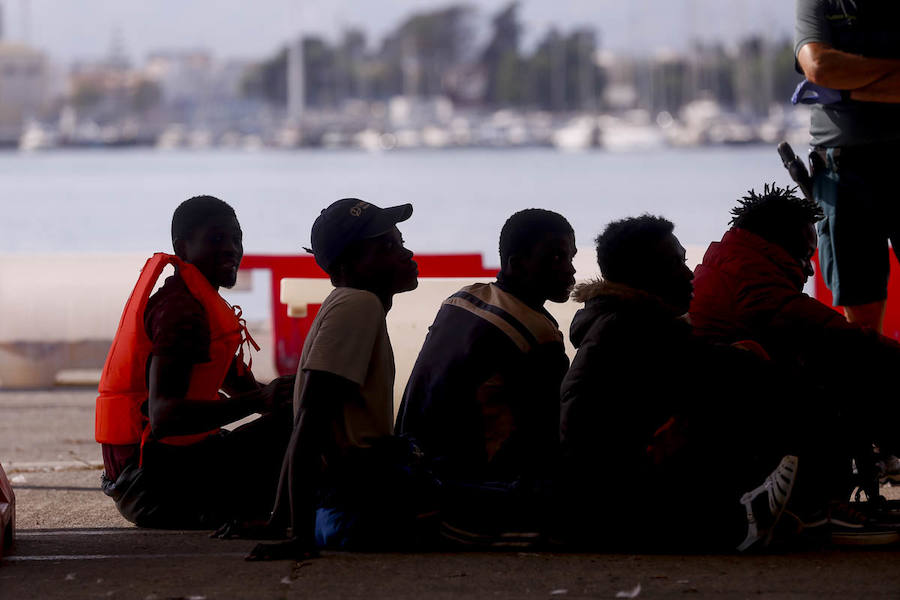 La Guardamar Polimnia ha trasladado a Motril a 118 ocupantes de tres embarcaciones y el resto están a salvo en otras dos barcos de Salvamento, a la espera de decidir a qué puerto los trasladan
