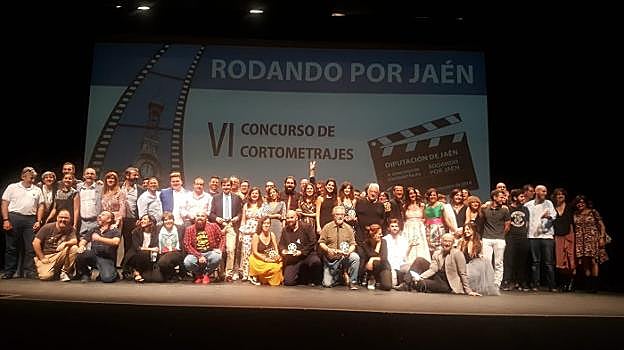 Foto de familia de los premiados y participantes en la iniciativa Rodando en Jaén.