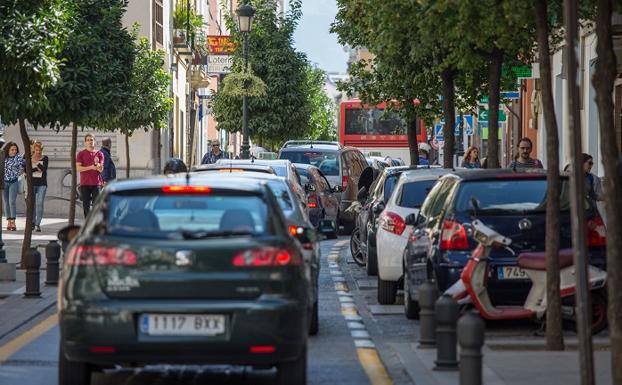 Atasco en la Calle Molinos del Realejo, que durante la jornada del sábado estará cortada al tráfico. 