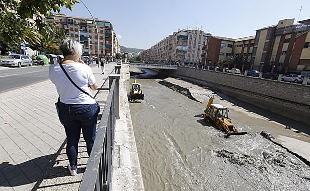Imágenes del dispositivo de limpieza instaurado en el rio Genil 