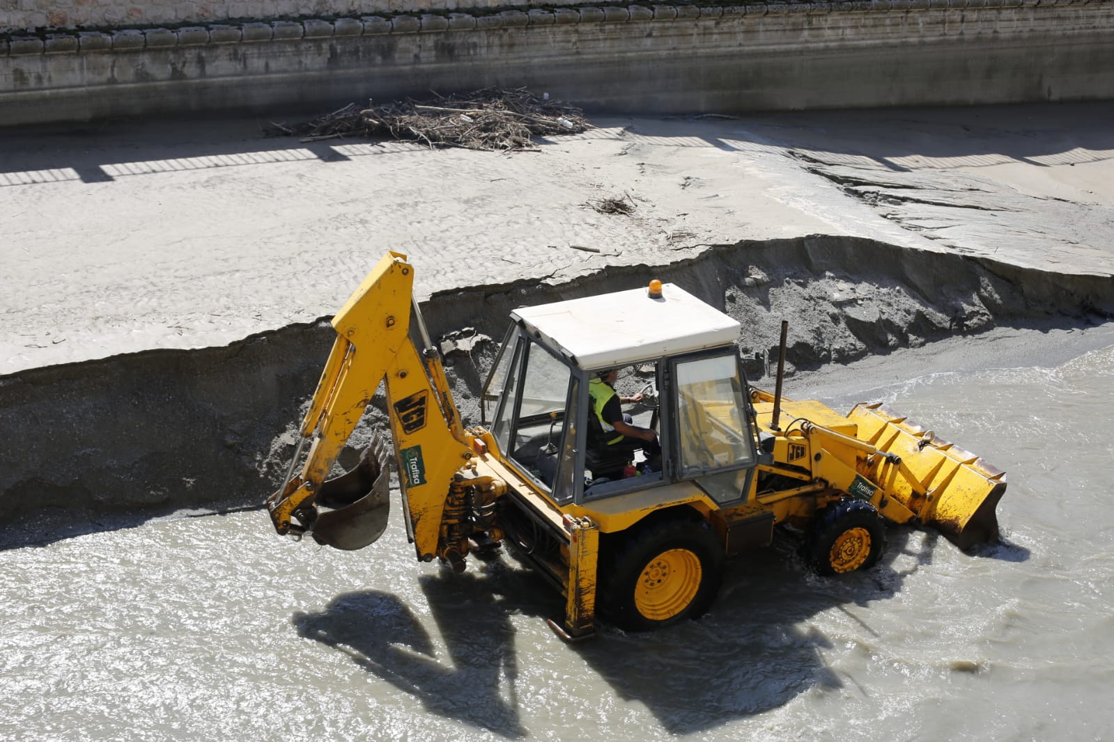 Labores de limpieza en el cauce del Genil para facilitar el paso del agua