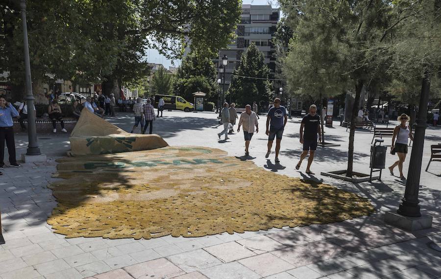 Hasta final de mes, la ciudad se convierte en una gran sala de exposición que acoge las obras de los artistas reunidos por Cervezas Alhambra