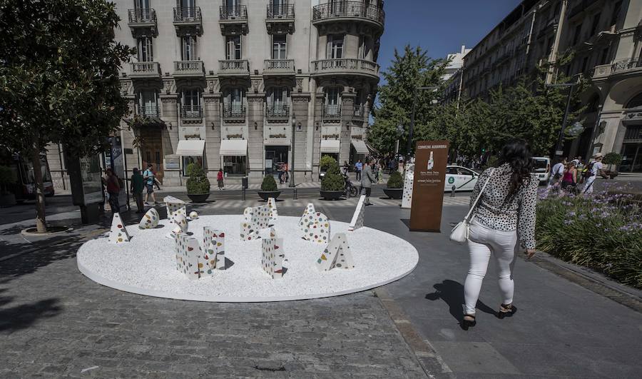 Hasta final de mes, la ciudad se convierte en una gran sala de exposición que acoge las obras de los artistas reunidos por Cervezas Alhambra