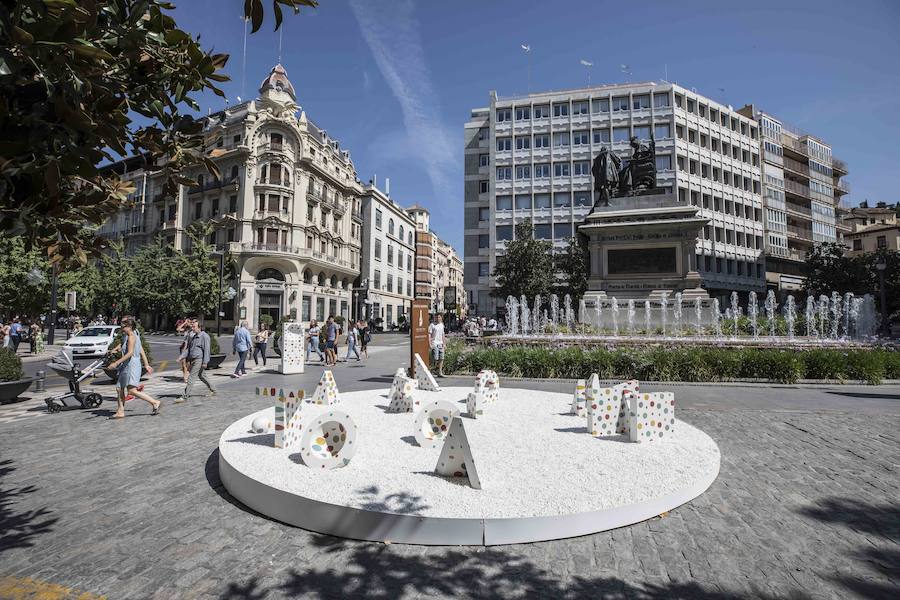 Hasta final de mes, la ciudad se convierte en una gran sala de exposición que acoge las obras de los artistas reunidos por Cervezas Alhambra