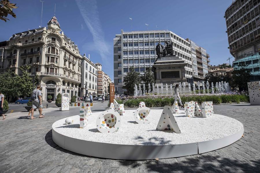 Hasta final de mes, la ciudad se convierte en una gran sala de exposición que acoge las obras de los artistas reunidos por Cervezas Alhambra