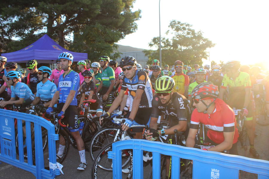 Medio millar de ciclistas han tomado la salida en 'Las 4 Cimas'