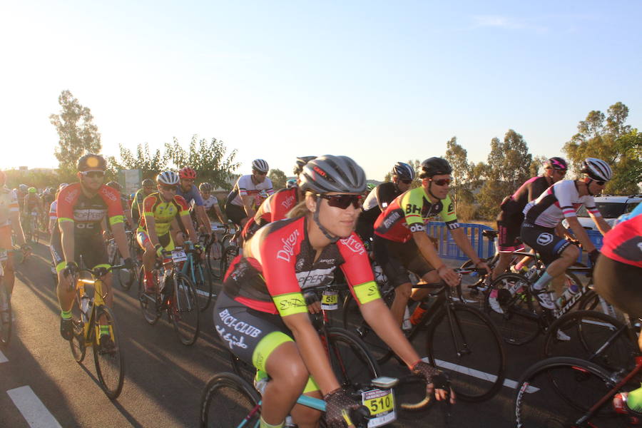 Medio millar de ciclistas han tomado la salida en 'Las 4 Cimas'