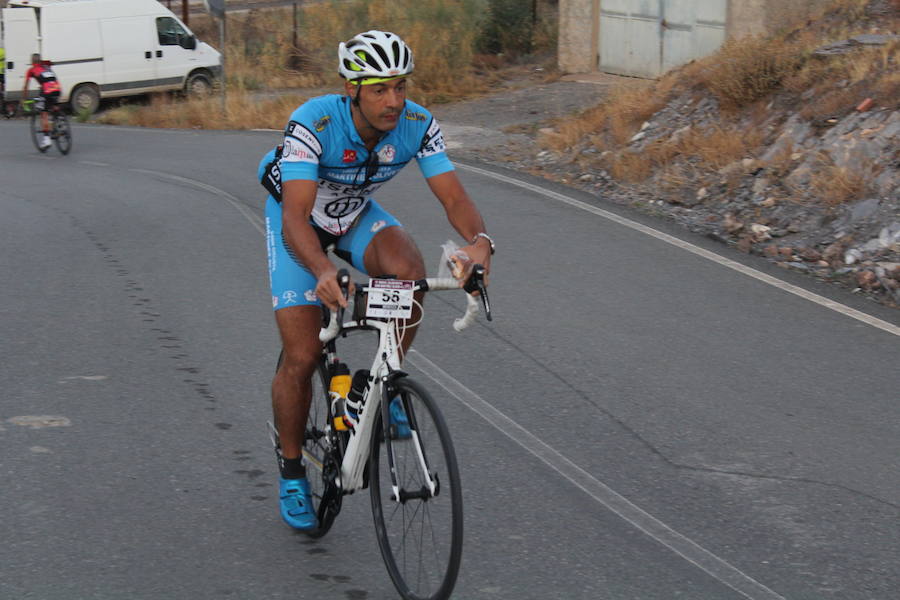 Medio millar de ciclistas han tomado la salida en 'Las 4 Cimas'