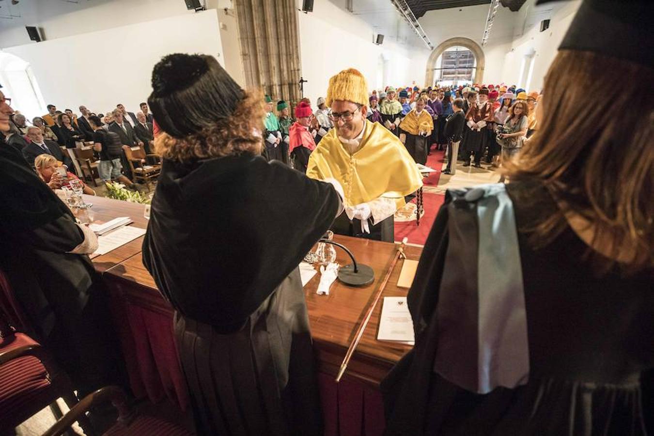 Fotos: La procesión de profesores y estudiantes abre el curso en la UGR