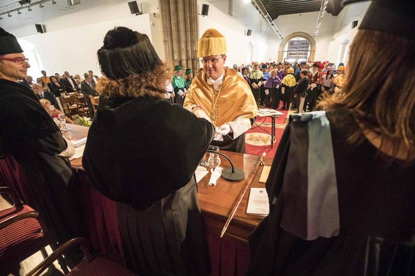 Fotos: La procesión de profesores y estudiantes abre el curso en la UGR