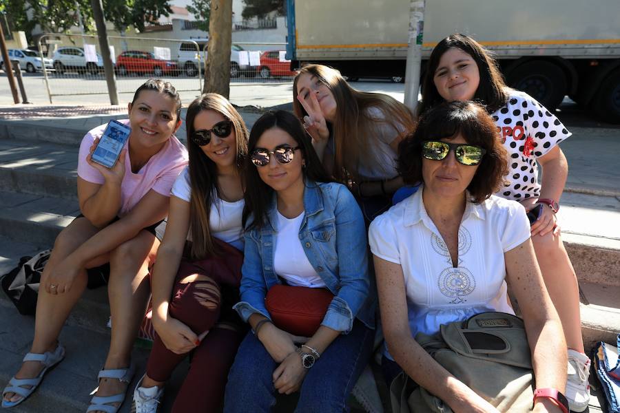 Los seguidores del cantante malagueño esperan en la Plaza de Toros de Granada para los conciertos de esta noche y mañana