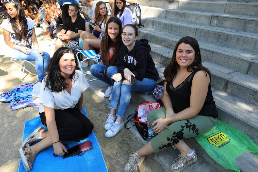 Los seguidores del cantante malagueño esperan en la Plaza de Toros de Granada para los conciertos de esta noche y mañana