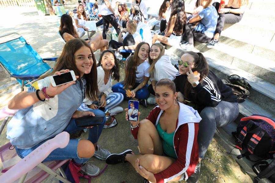 Los seguidores del cantante malagueño esperan en la Plaza de Toros de Granada para los conciertos de esta noche y mañana