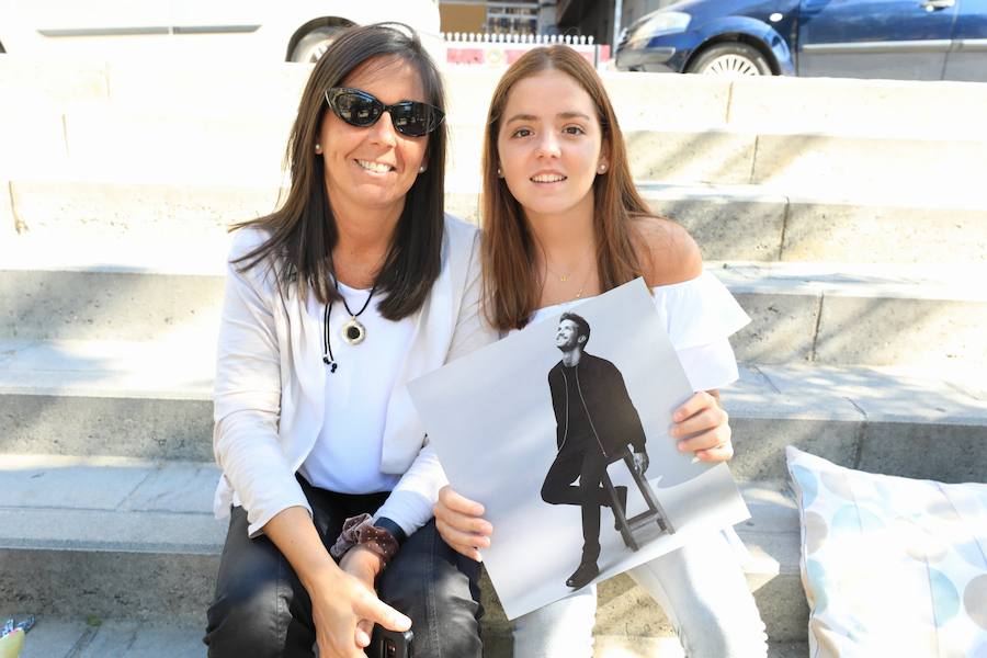 Los seguidores del cantante malagueño esperan en la Plaza de Toros de Granada para los conciertos de esta noche y mañana