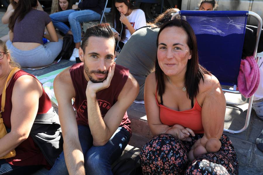 Los seguidores del cantante malagueño esperan en la Plaza de Toros de Granada para los conciertos de esta noche y mañana