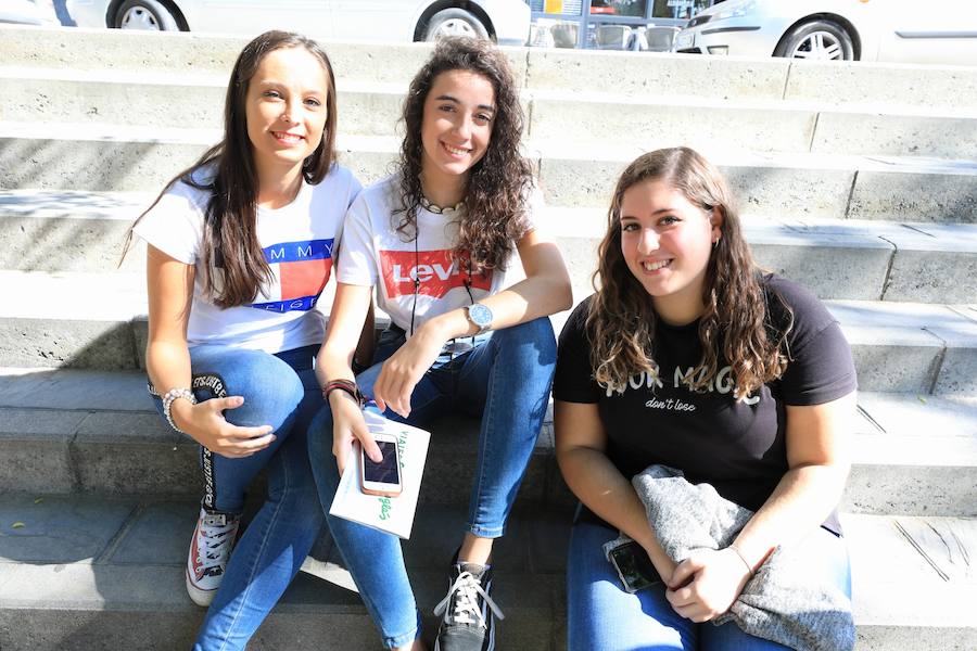 Los seguidores del cantante malagueño esperan en la Plaza de Toros de Granada para los conciertos de esta noche y mañana