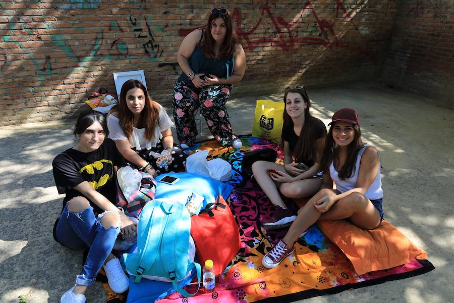 Los seguidores del cantante malagueño esperan en la Plaza de Toros de Granada para los conciertos de esta noche y mañana