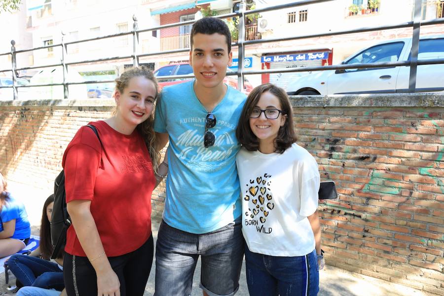 Los seguidores del cantante malagueño esperan en la Plaza de Toros de Granada para los conciertos de esta noche y mañana