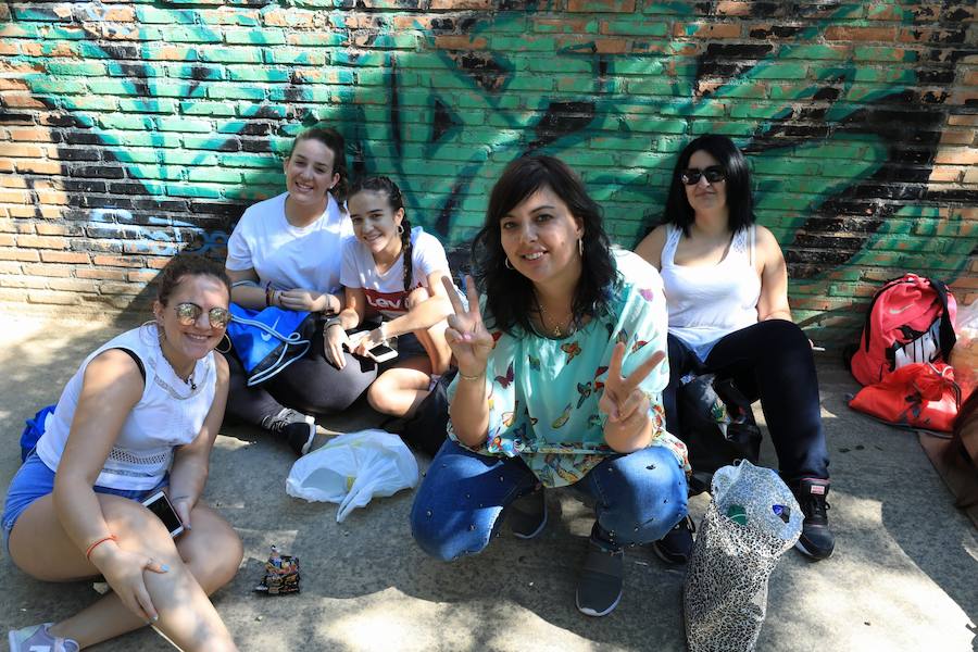 Los seguidores del cantante malagueño esperan en la Plaza de Toros de Granada para los conciertos de esta noche y mañana