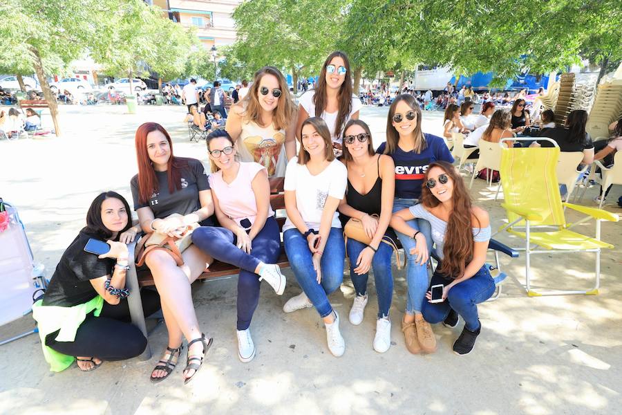 Los seguidores del cantante malagueño esperan en la Plaza de Toros de Granada para los conciertos de esta noche y mañana